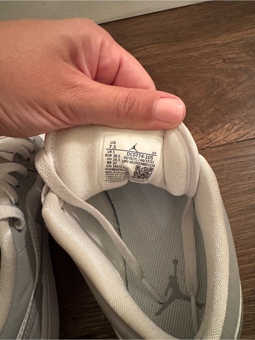 Jordan Low-Top Sneakers in White and Light Gray - Picture 4 of 4
